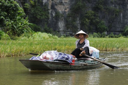 Vietnam, province de Ninh Binh, région surnommée la baie d'Halong terrestre, excursion en barque à Tam Coc entouré de montagnes karstiques, vendeuse ambulante