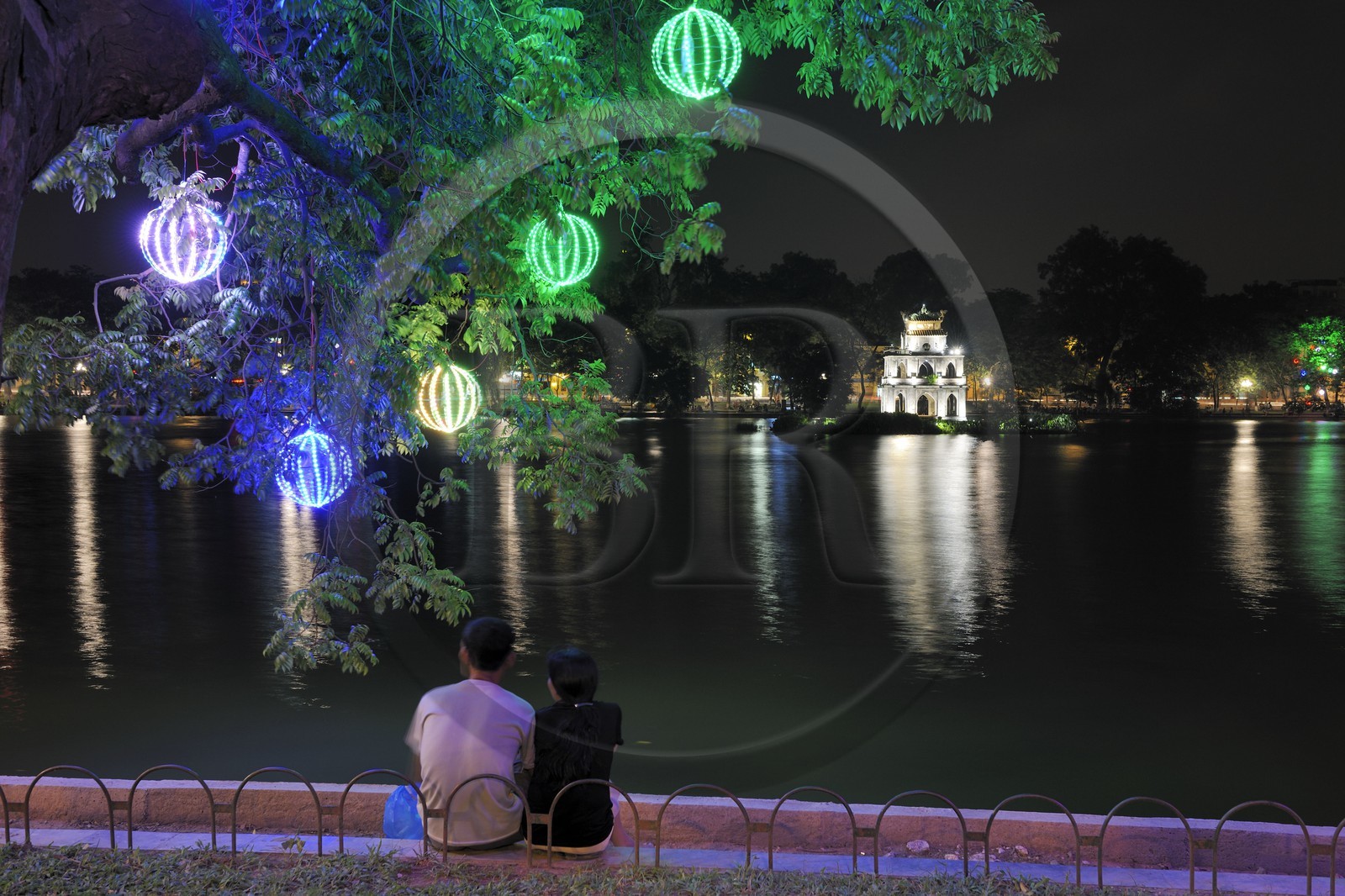 Vietnam, Hanoi, old town, Hoan Kiem Lake also called the small lake or Lake of the Restored Sword, couple of lovers facing the Turtle tower (Thap Rua)