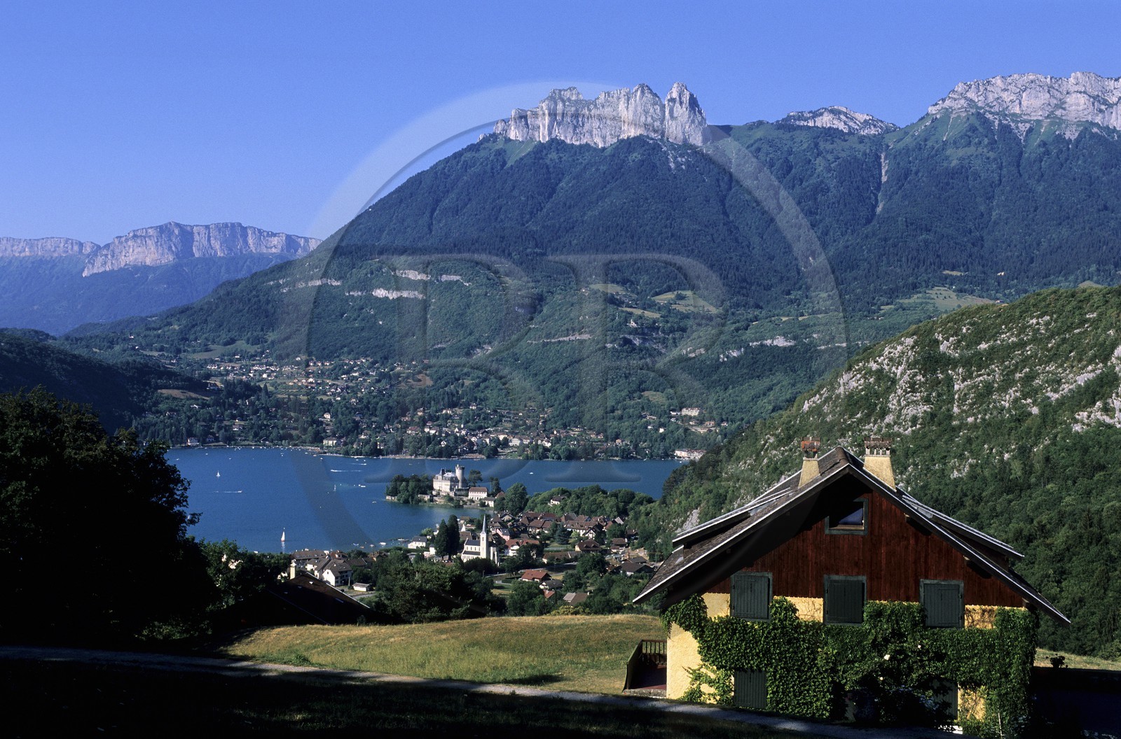 France, Haute-Savoie (74), château et village de Duingt depuis un chalet qui surplombe le Lac d'Annecy