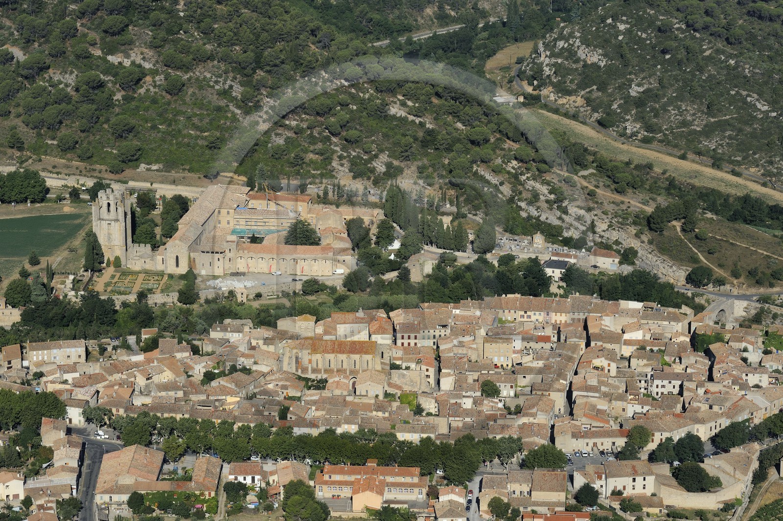 France, Aude (11), village de Lagrasse, labellisé Les Plus Beaux Villages de France, abbaye Sainte-Marie de Lagrasse (vue aérienne)