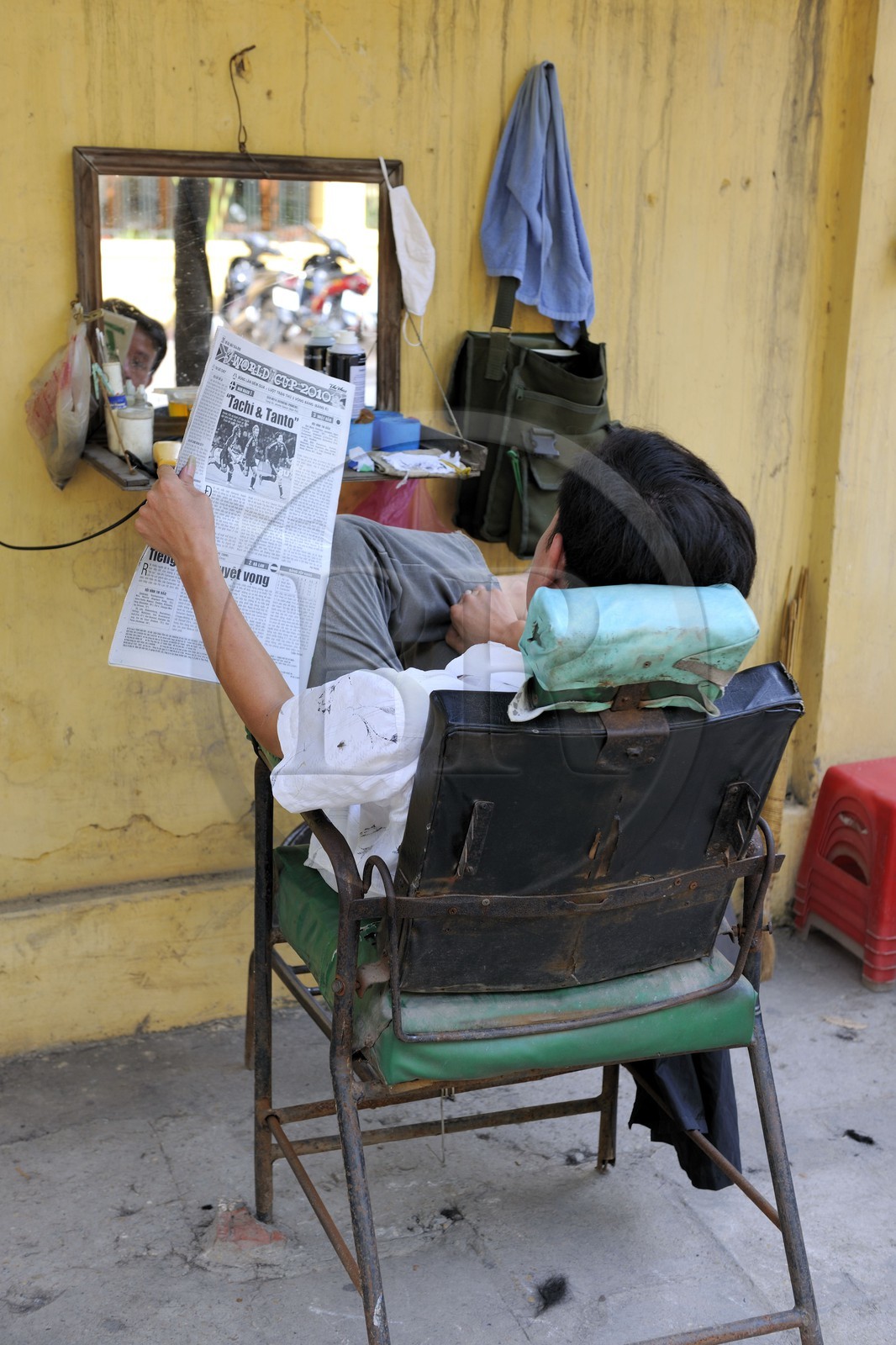 Vietnam, Hanoï, coiffeur dans la rue