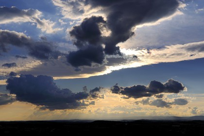 France, Hérault (34), Béziers, coucher de soleil sur la plaine biterroise