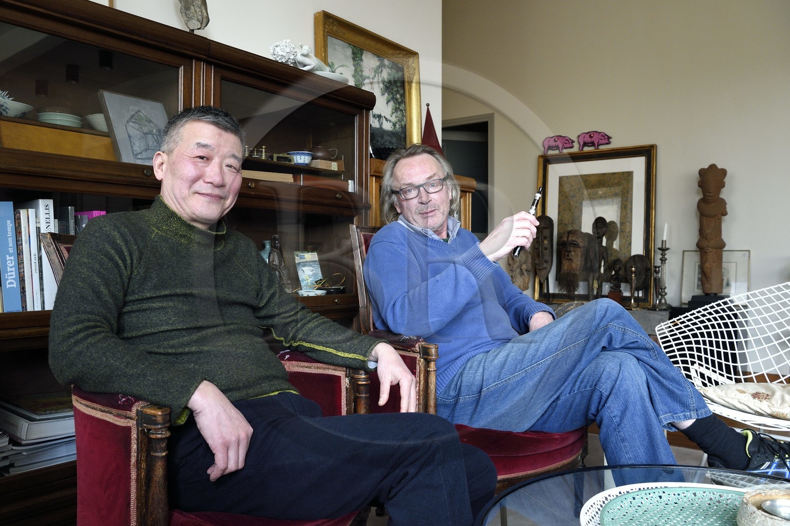 France, l'artiste peintre Xiaofan Ru dans son atelier des Lilas près de Paris en compagnie de l'artiste peintre Hans Bouman