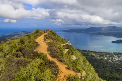 France, Ile de Mayotte, Grande-Terre, Réserve Forestière des Cretes du Sud, randonneurs au sommet du Mont Choungui (594 mètres) et la Baie de Bouéni en arrière plan (vue aérienne)