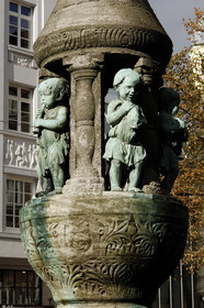 Germany, Bremen, sculpture of the fountain in front of the church Our Lady ( Liebfrauenkirche)