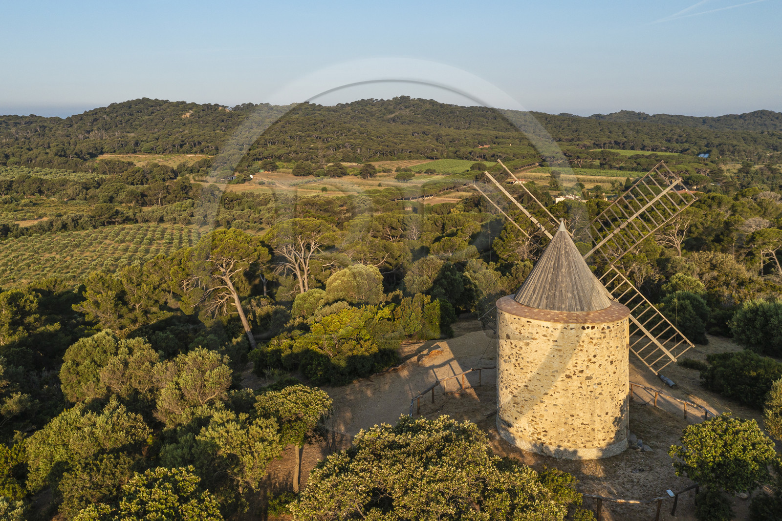 France, Var (83), Iles d'Hyères, parc national de Port Cros, Ile de Porquerolles, le moulin du XVIIIème siècle (vue aérienne)
