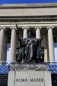 Etats-Unis, New York, Manhattan, l'université Columbia, la bibliothèque et la statue française de Daniel Chester l'Alma Mater