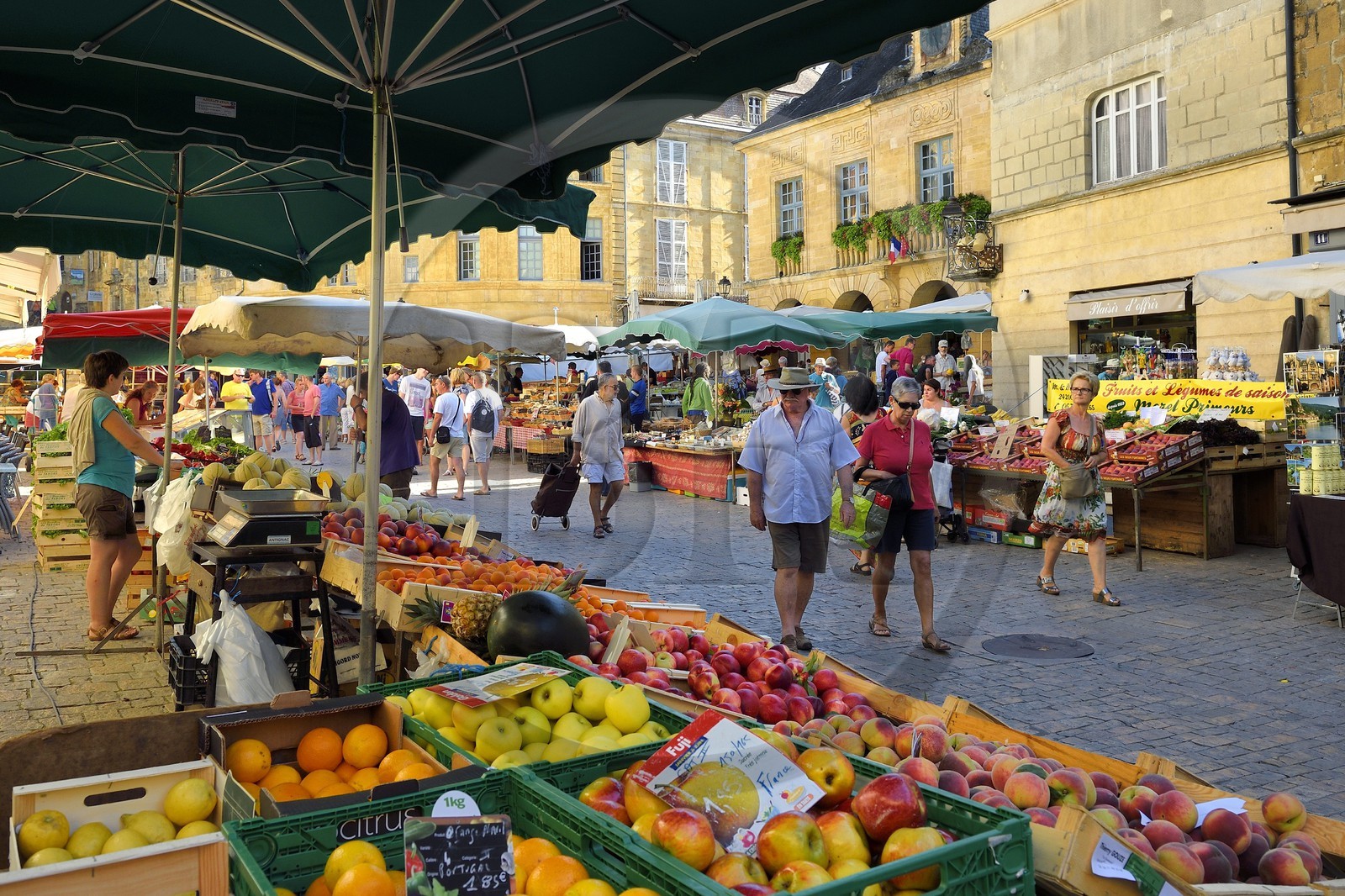 France, Dordogne (24), Périgord Noir, vallée de la Dordogne, Sarlat-la-Canéda, jour de marché Place de la Liberté