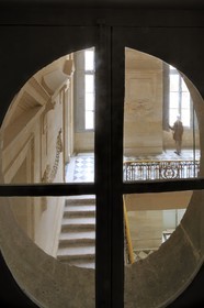 France, Yvelines (78), château de Versailles, classé Patrimoine Mondial de l'UNESCO, le domaine de Marie-Antoinette, le Petit Trianon, le grand escalier de pierre avec sa rampe en fer forgé