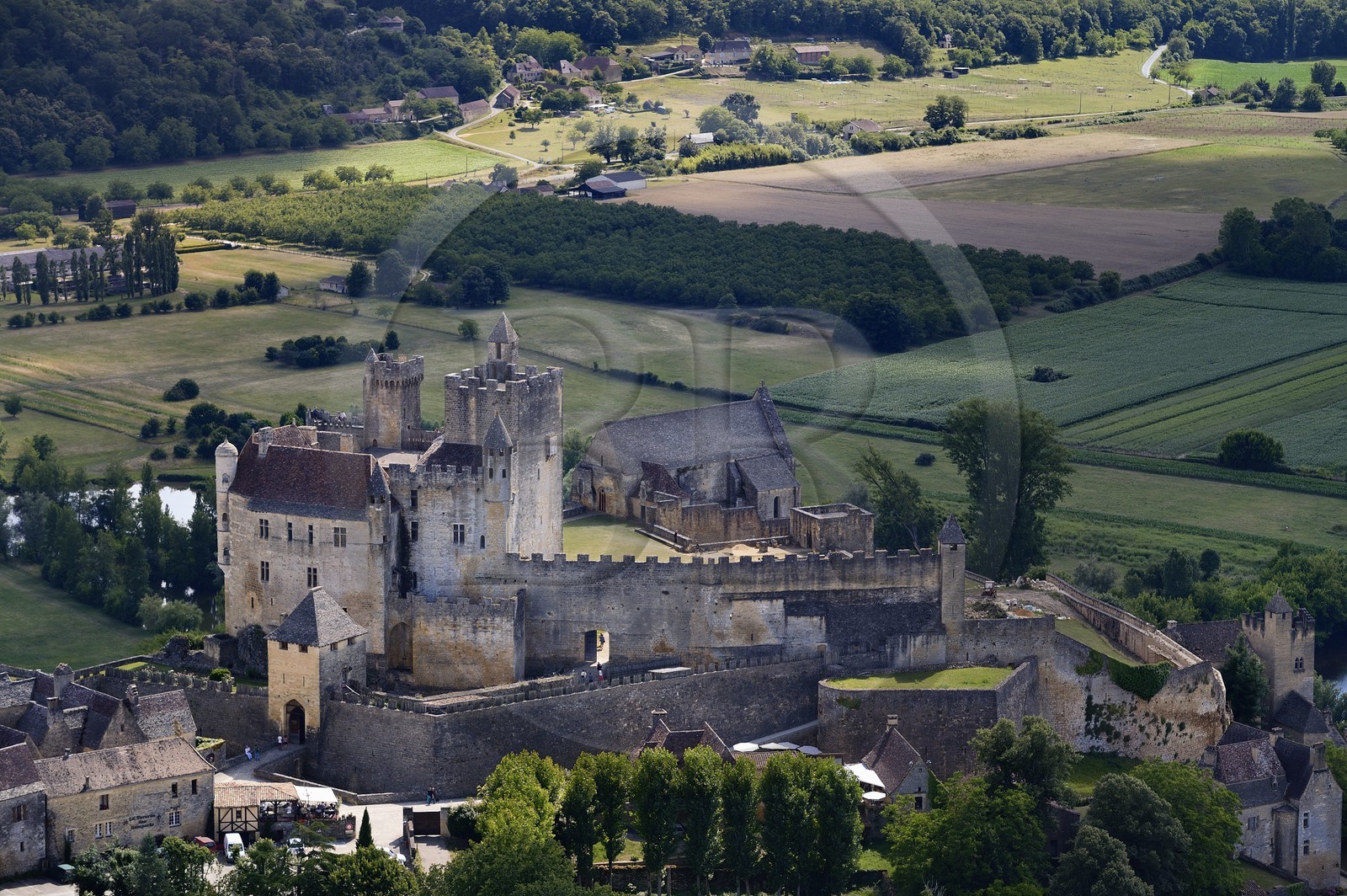 France, Dordogne (24), Périgord Noir, vallée de la Dordogne, Beynac-et-Cazenac, labellisé Les Plus Beaux Villages de France, château sur un éperon rocheux au dessus de la rivière Dordogne (vue aérienne)