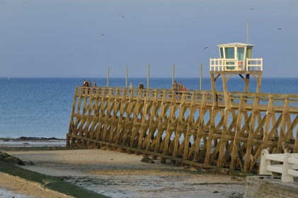 France, Calvados (14), Cote de Nacre, Luc-sur-Mer, la jetée des pêcheurs