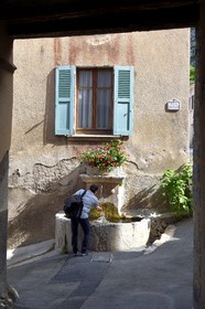 France, Alpes-de-Haute-Provence (04), Parc Naturel Régional du Verdon, Moustiers-Sainte-Marie, labellisé Les Plus Beaux Villages de France, une des nombreuses fontaines du village