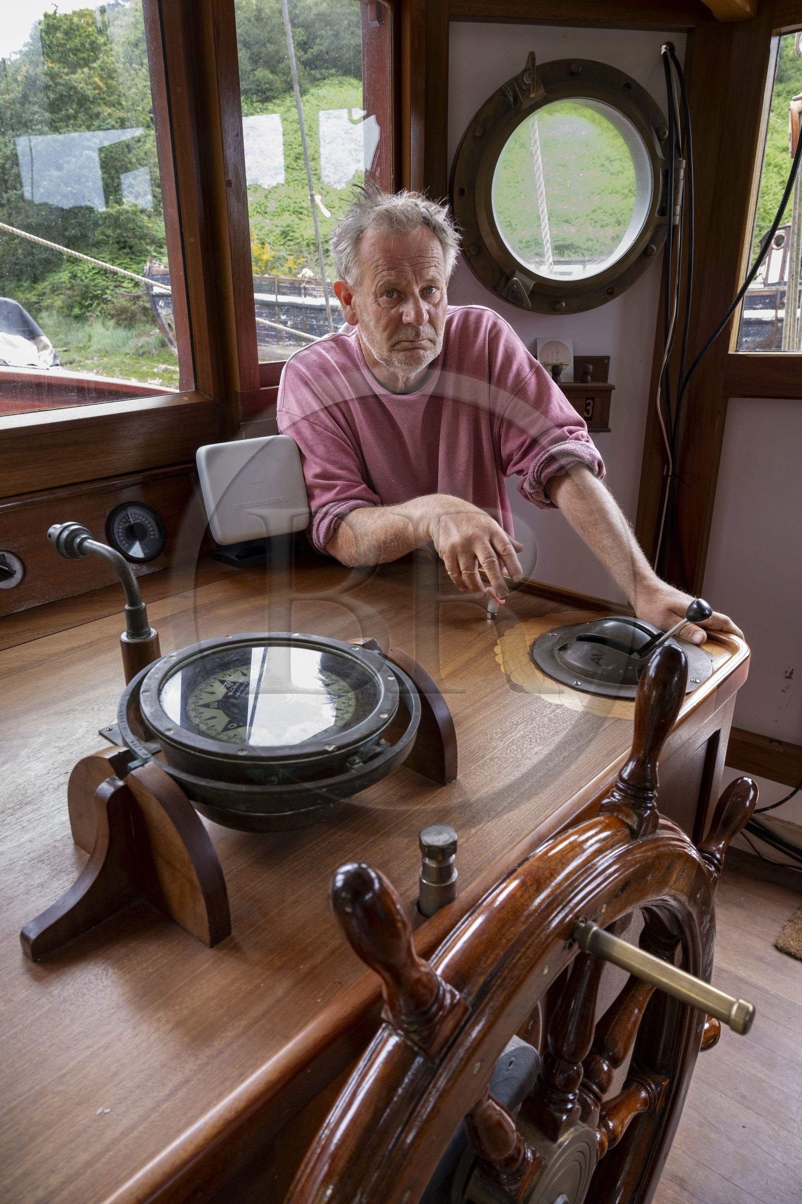 France, Finistère (29), Pays des Abers, Aber Wrac'h, Lannilis, le Moulin de l'Enfer, chantier naval de l'association AJD (association Amis de Jeudi-Dimanche) fondée par le Père Jaouen, Yves Loiselet dit Ziton à bord de la nouvelle goélette à trois mâts et hunier le Bel Espoir II à coque en acier dont le chantier est presque achevé