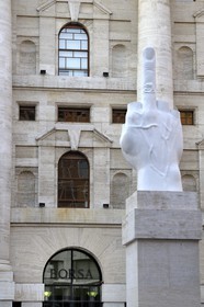 Italie, Lombardie, Milan, un doigt d’honneur dressé face à la Bourse de Milan oeuvre du sculpteur Maurizio Cattelan