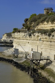 France, Charente-Maritime (17), Meschers-sur-Gironde, carrelets des grottes du Regulus