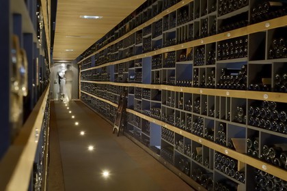 France, Rhône (69), Collonges-au-Mont-d'Or, Restaurant L'Auberge du Pont de Collonges de Paul Bocuse, trois étoiles au Guide Michelin depuis 1965, la cave à vin