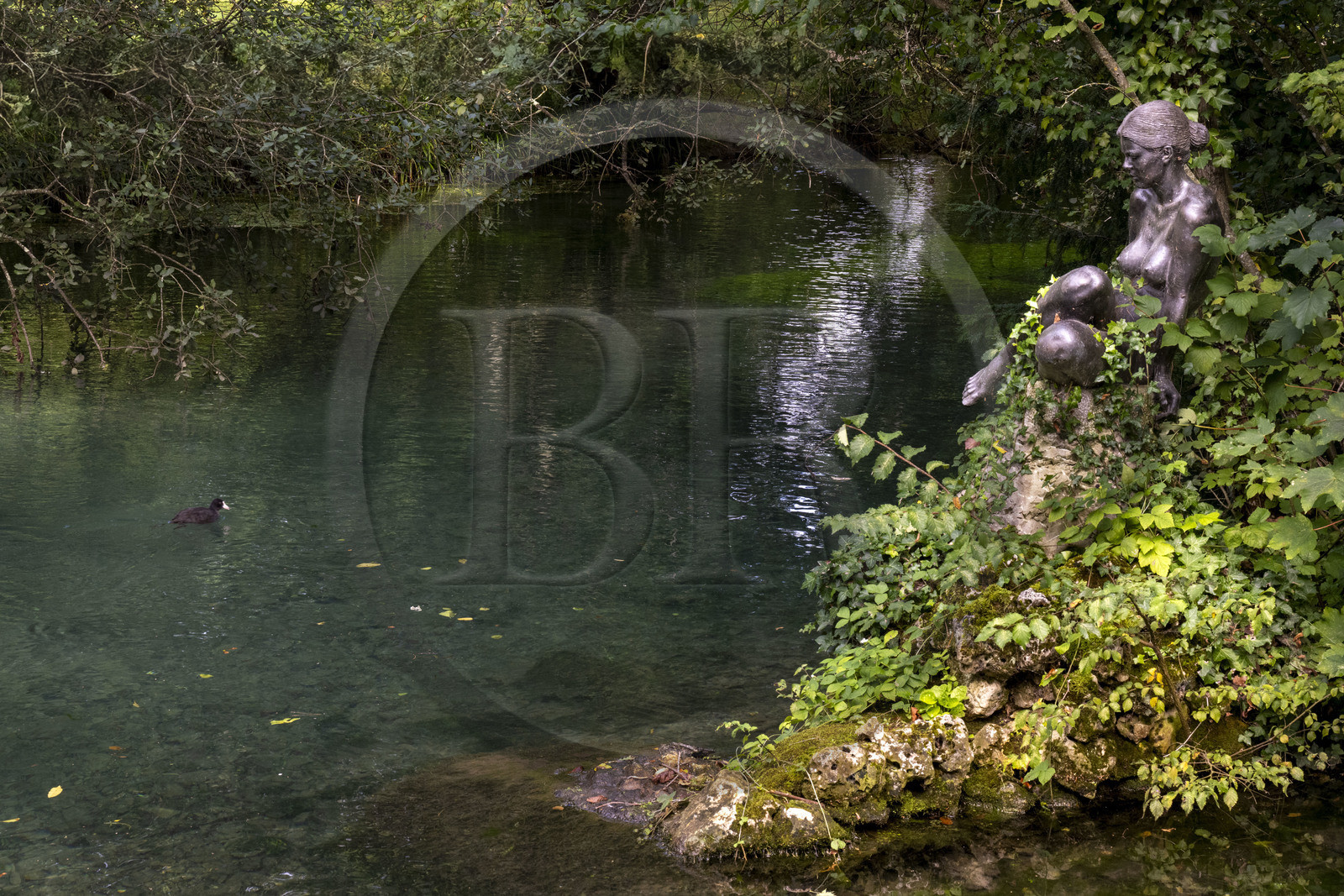 France, Côte-d'Or (21), les climats de Bourgogne classés Patrimoine Mondial de l'UNESCO, Beaune, le parc de la Bouzaize, ondine de bronze oeuvre du sculpteur Irénée Duriez qui marque les sources de la Bouzaize
