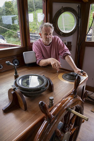 France, Finistère (29), Pays des Abers, Aber Wrac'h, Lannilis, le Moulin de l'Enfer, chantier naval de l'association AJD (association Amis de Jeudi-Dimanche) fondée par le Père Jaouen, Yves Loiselet dit Ziton à bord de la nouvelle goélette à trois mâts et hunier le Bel Espoir II à coque en acier dont le chantier est presque achevé