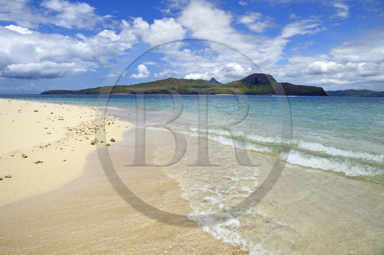 France, Ile de Mayotte, Grande-Terre, M'Tsamoudou, ilot de sable blanc sur le récif de corail dans la lagune face à la pointe Saziley