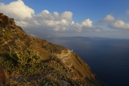 Grèce, Les Cyclades, mer Égée, île de Santorin (Thira ou Théra), la Caldeira vue du village de Oia