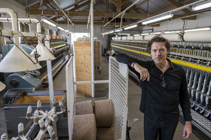 France, Vaucluse (84), L'Isle-sur-la-Sorgue, Jean-Louis Brun, directeur général de la Manufacture Brun de Vian-Tiran, industrie textile lainière labellisée Entreprise du patrimoine vivant, la filature