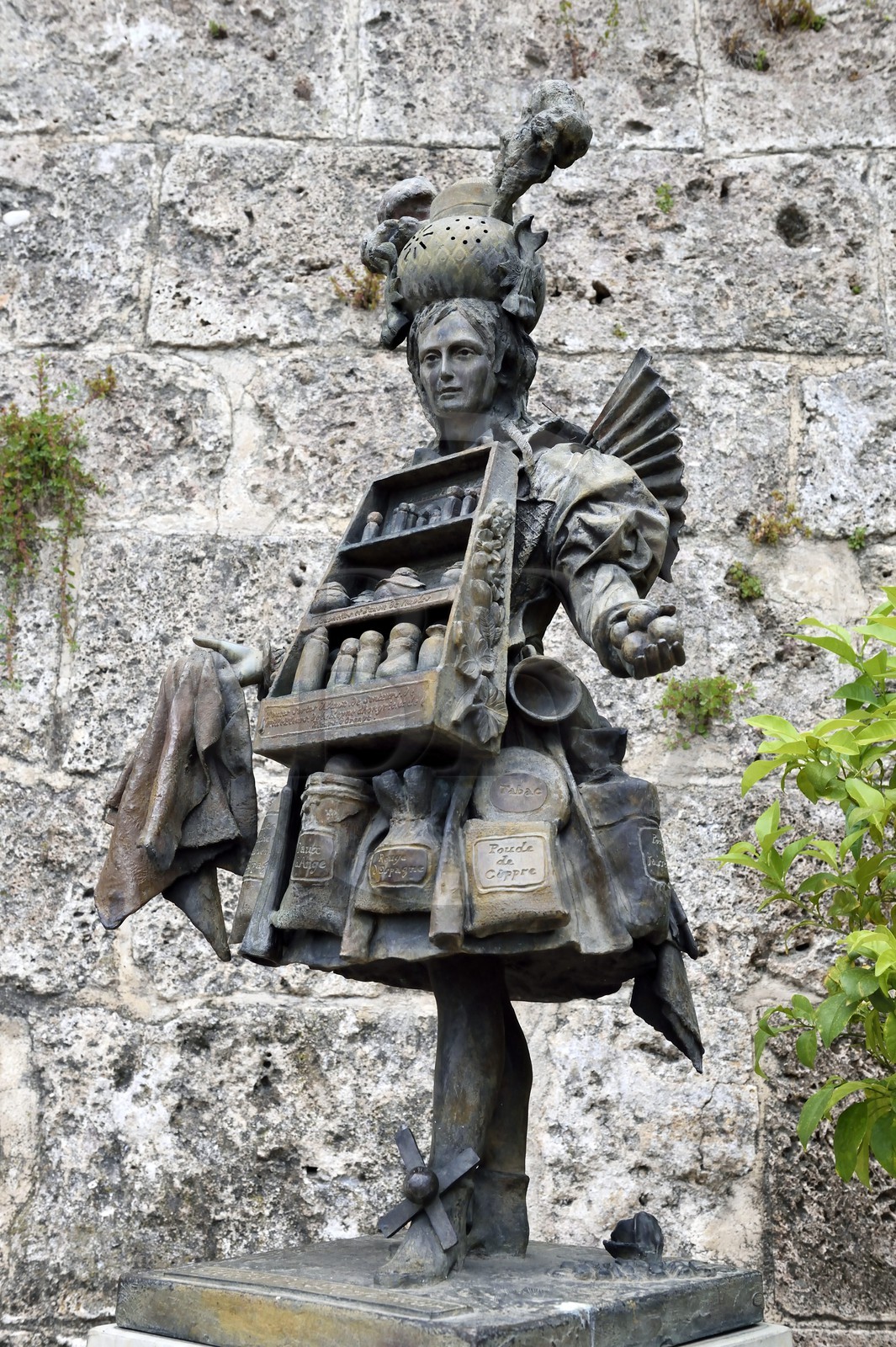 France, Alpes-Maritimes (06), Grasse, devant le Musée International de la Parfumerie, habit de parfumeur d'après une gravure du XVIIe siècle, statue de Tomek Kawiak (1997)