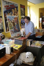 France, Nièvre (58), La Charité-sur-Loire, la ville du livre,  Jean-Yves dirige la librairie Destin (ex Nuit Blanche)
