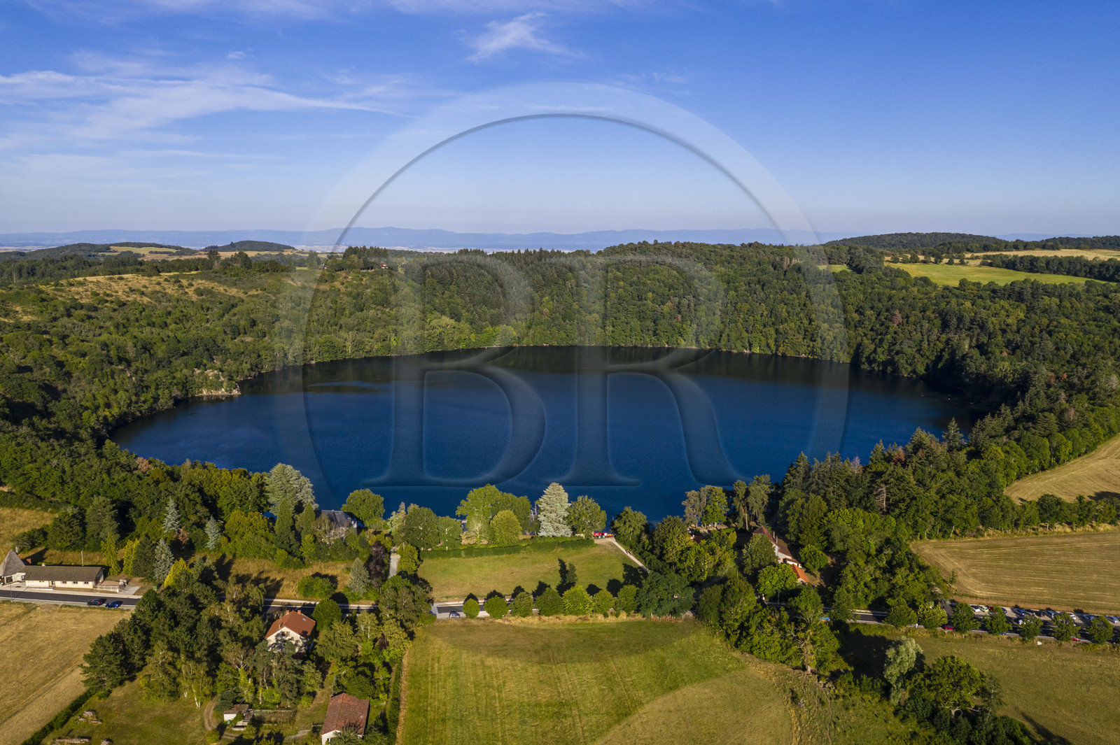 France, Puy-de-Dôme (63), Charbonnières-les-Vieilles, Gour de Tazenat, volcan de type Maar (vue aérienne)