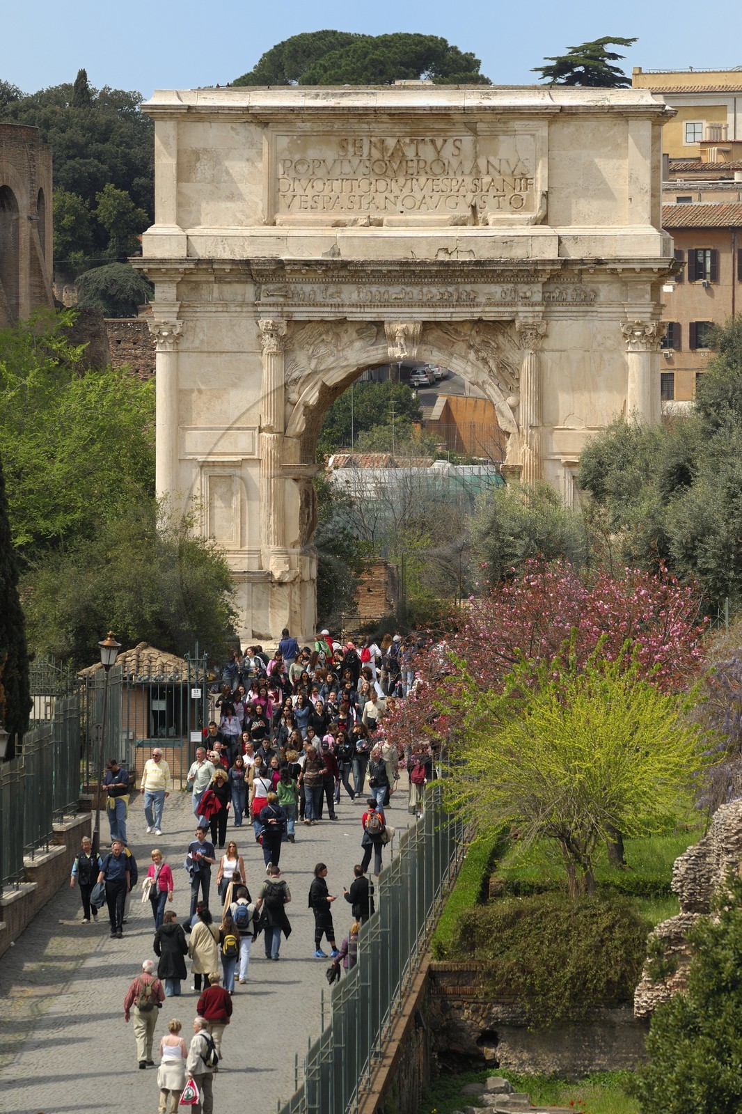 Italie, Latium, Rome, centre historique classé Patrimoine Mondial de l'UNESCO, le forum Romain, la Via Sacra (Voie Sacrée) est la voie romaine qui traversait le Forum Romanum d’Est en Ouest, l'arc de Vespasien et de Titus (Arcus Vespasiani et Titi)
