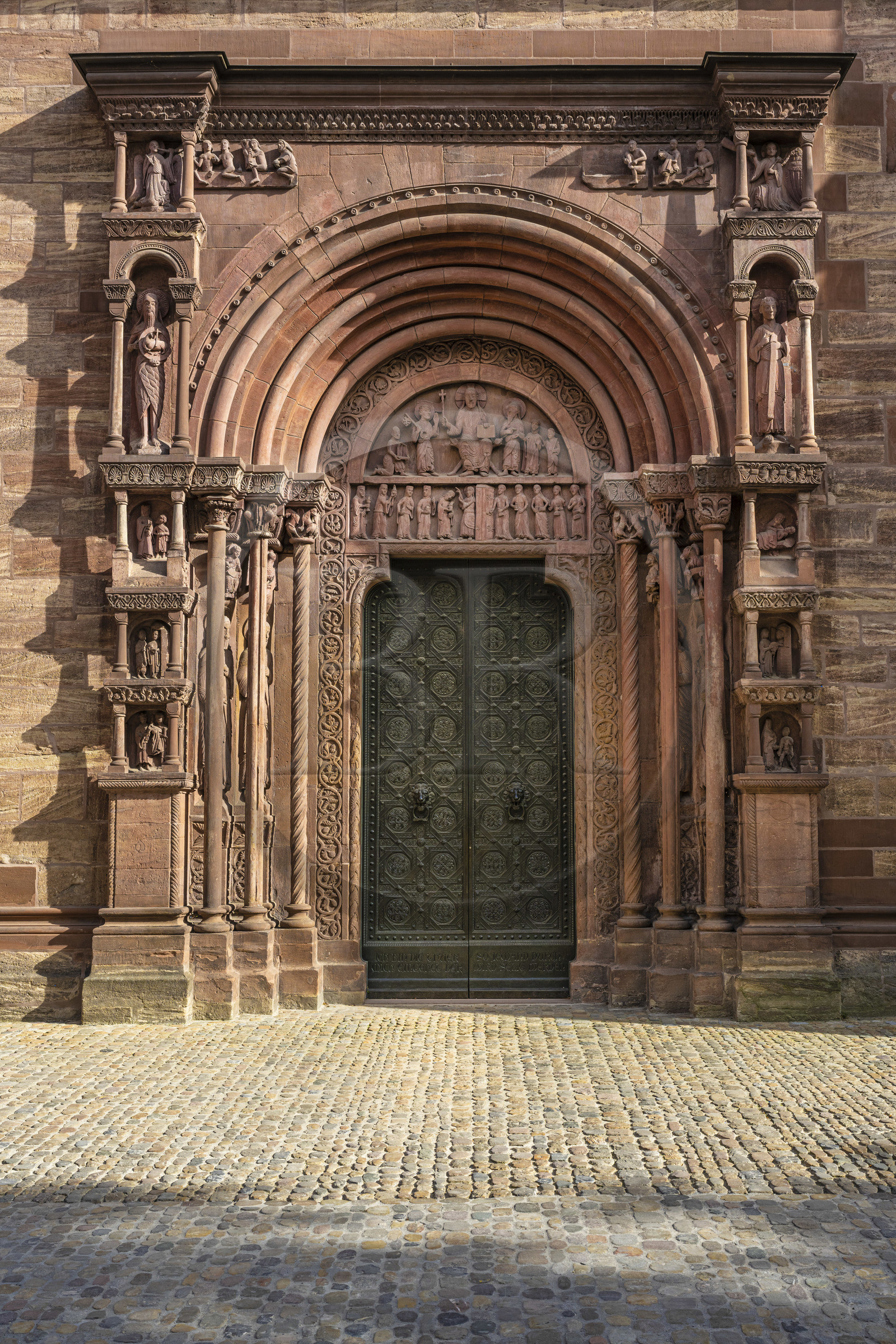 Suisse, Bâle, la cathédrale protestante Notre-Dame de Bâle (Munster), la porte Saint-Gall du XIIème siècle représente le plus ancien portail orné de grandes statues qui ait subsisté dans tout l’espace germanophone