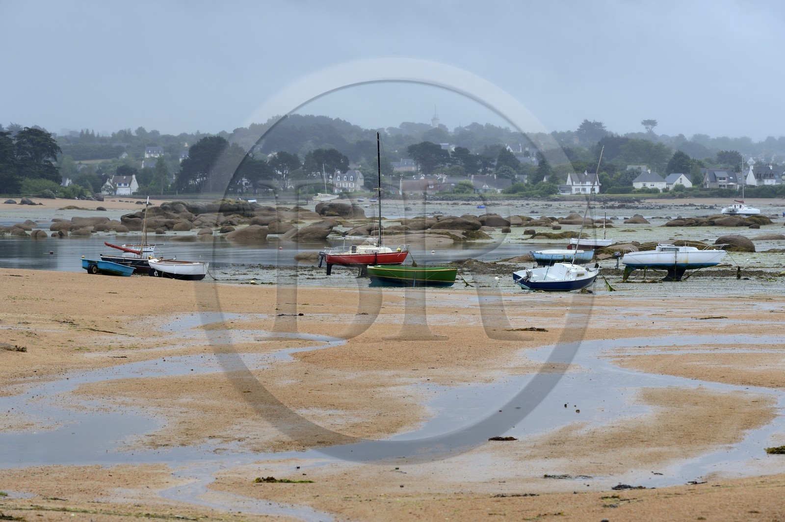 France, Côtes-d'Armor (22), Côte de Granit Rose, Trégastel, bateau échoués à marée basse