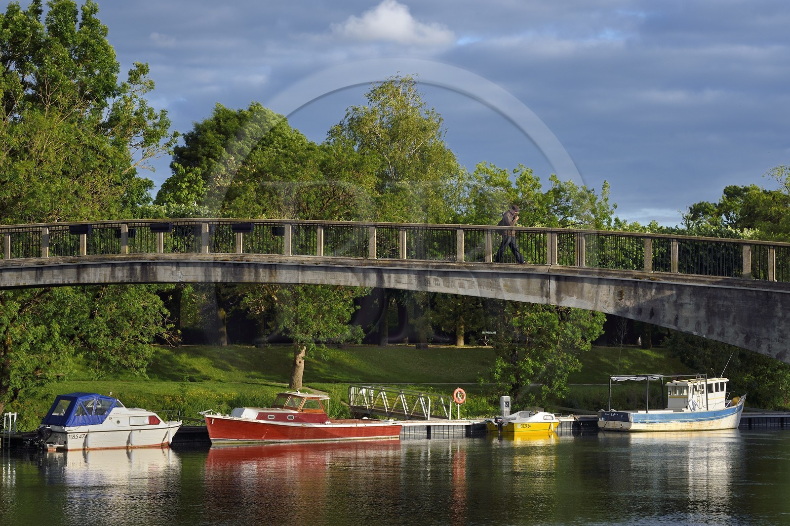France, Charente-Maritime (17),  Saintonge, Saintes, passerelle sur la Charente