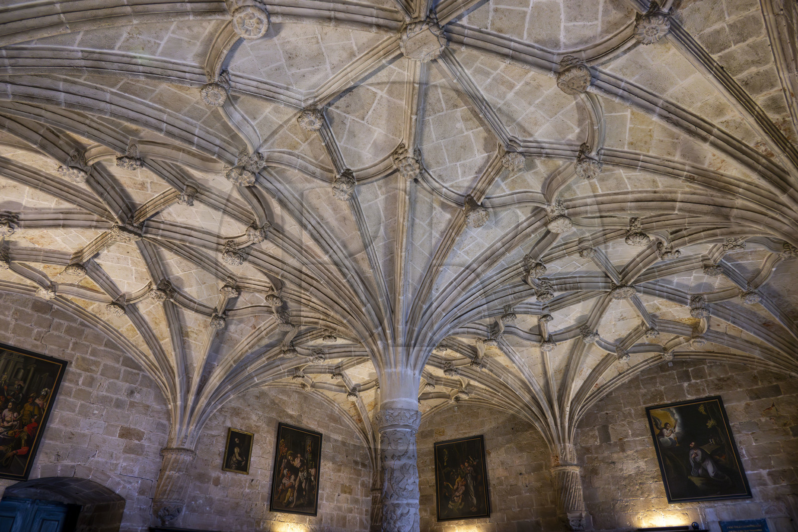 Portugal, Lisbonne, Bélem, Monastere des Hiéronymites (Mosteiro dos Jerónimos), classé Patrimoine Mondial de l'UNESCO, église Santa Maria, la sacristie recouverte de voutes à liernes et tiercerons