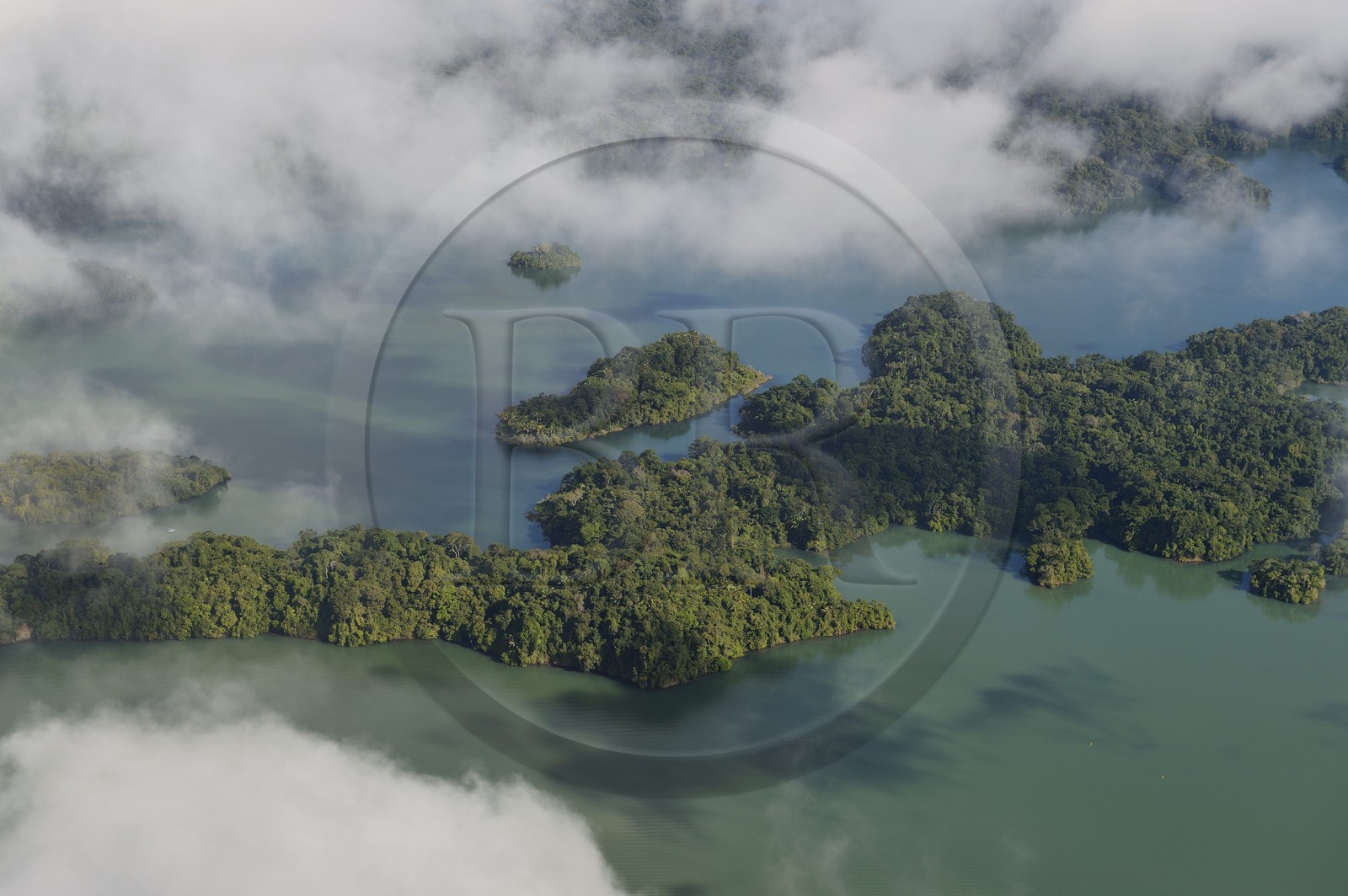 Panama, Canal de Panama, ilots sur le lac Gatun (vue aérienne)