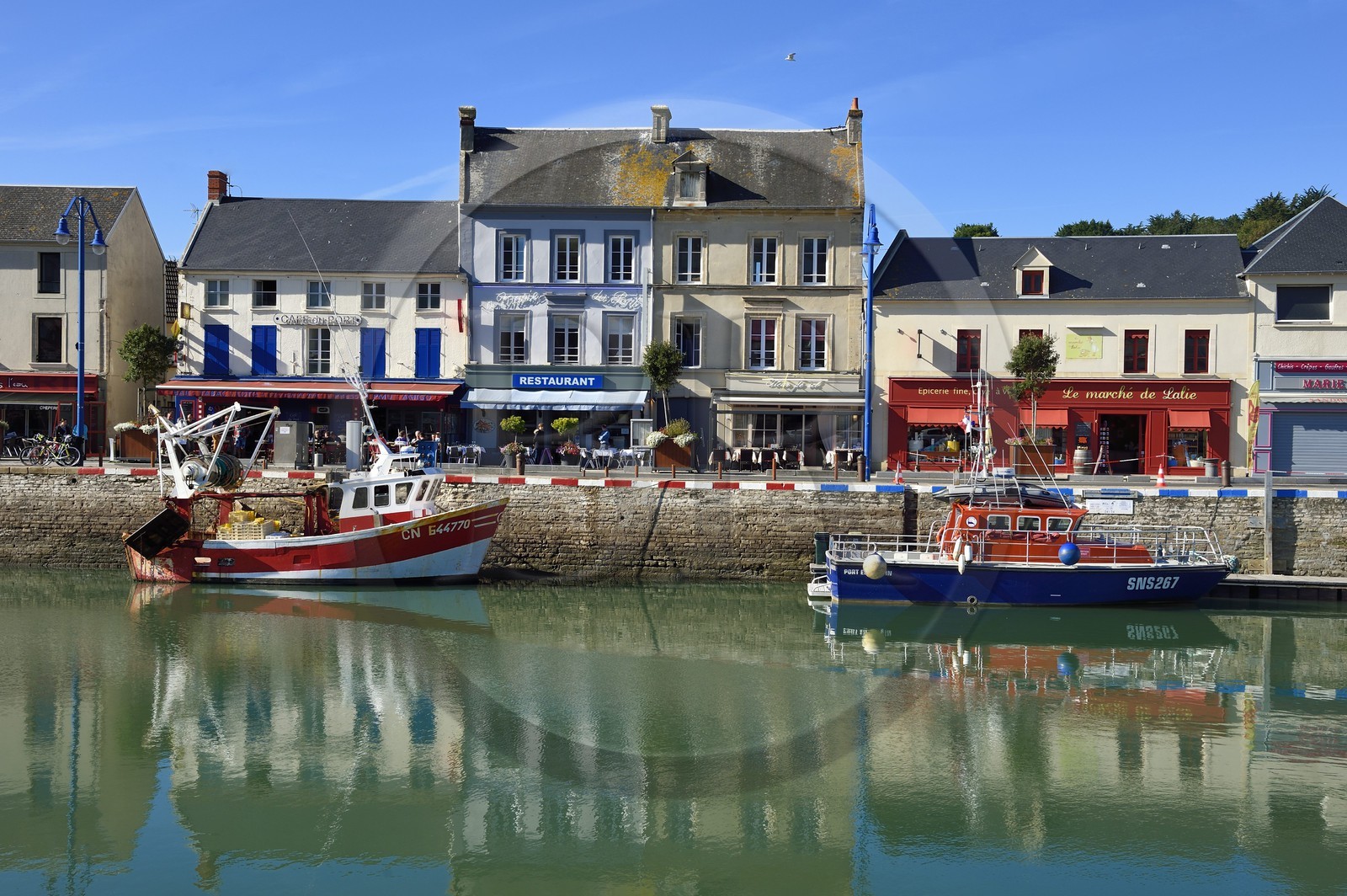 France, Calvados (14), Cote de Nacre, Port-en-Bessin, chalutier dans le port de pêche