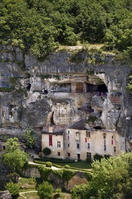 France, Dordogne (24), Périgord Noir, vallée de la Vézère, Tursac, maison fortifiée troglodytique de Reignac du XVIe siècle (vue aérienne)