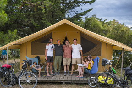 France, Vendée (85), île de Noirmoutier, Noirmoutier-en-l'Ile, Camping Huttopia Noirmoutier, la tente familiale