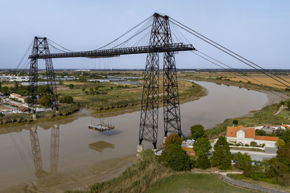 France, Charente-Maritime (17),  Rochefort, le pont transbordeur de Rochefort (ou Martrou) construit par Ferdinand Arnodin en 1900, la nacelle est en translation au dessus du fleuve Charente (vue aérienne)