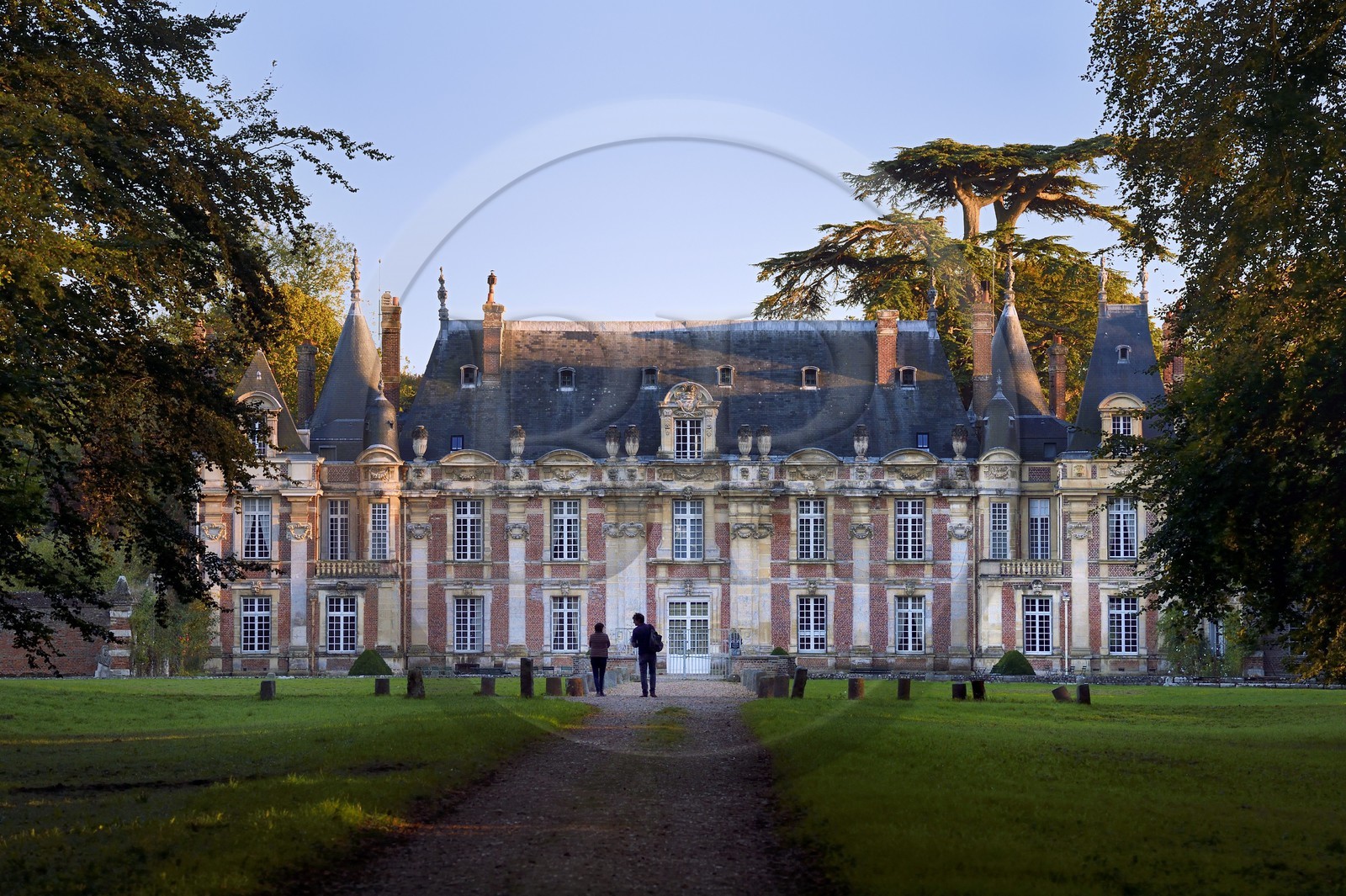 France, Seine-Maritime (76), Pays de Caux, Tourville-sur-Arques, château de Miromesnil, lieu de naissance de l'écrivain Guy de Maupassant, facade Nord au bout d'une allée arborée