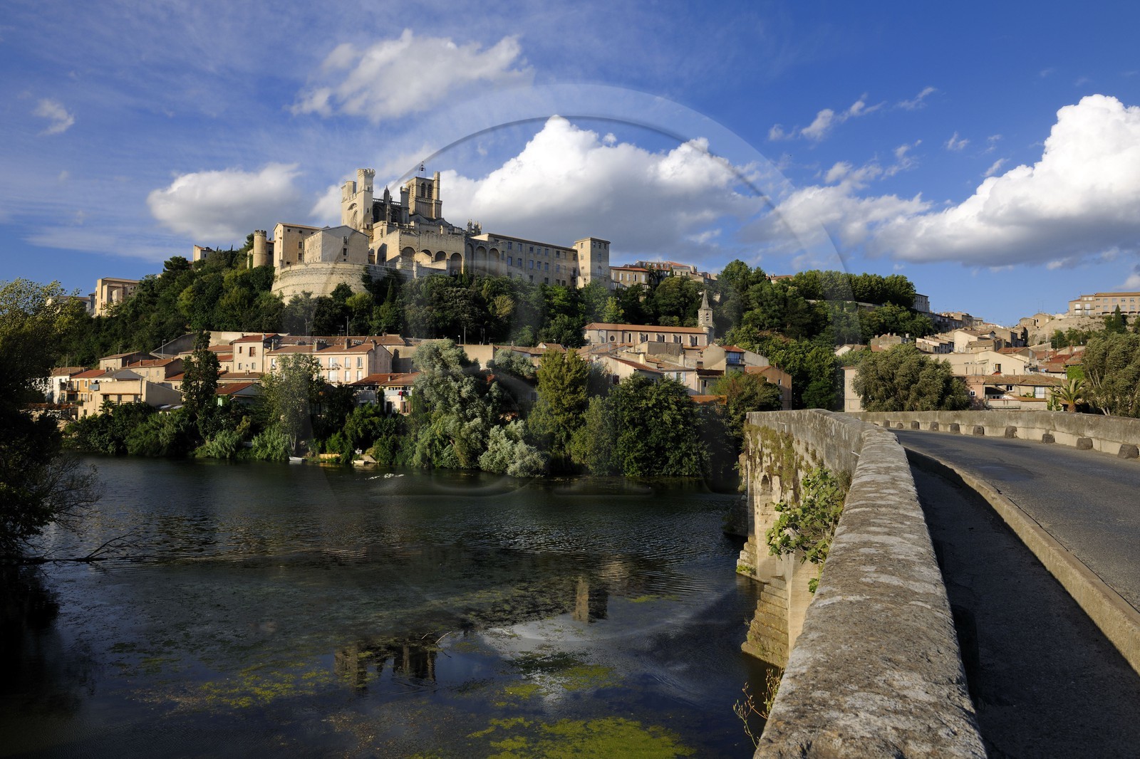 France, Hérault (34), Béziers, la cathédrale Saint Nazaire et le Pont-Vieux sur la rivière Orb