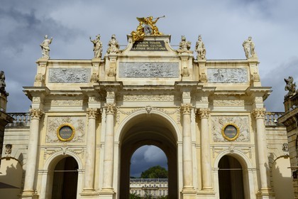 France, Meurthe-et-Moselle (54), Nancy, place Stanislas (ancienne Place Royale) construite par Stanislas Leszczynski, roi de Pologne et dernier duc de Lorraine au XVIIIe siècle, classée Patrimoine Mondial de l'UNESCO, l'Arc de Triomphe (la Porte Héré)