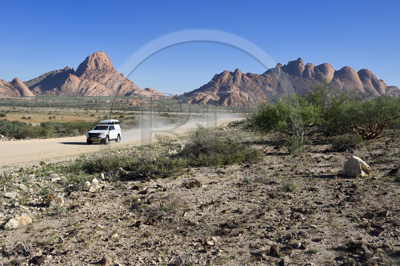 Namibie, région de Erongo, Damaraland, le Petit Spitzkoppe ou Spitzkop (1784 m), montagne granitique dans le désert du Namib