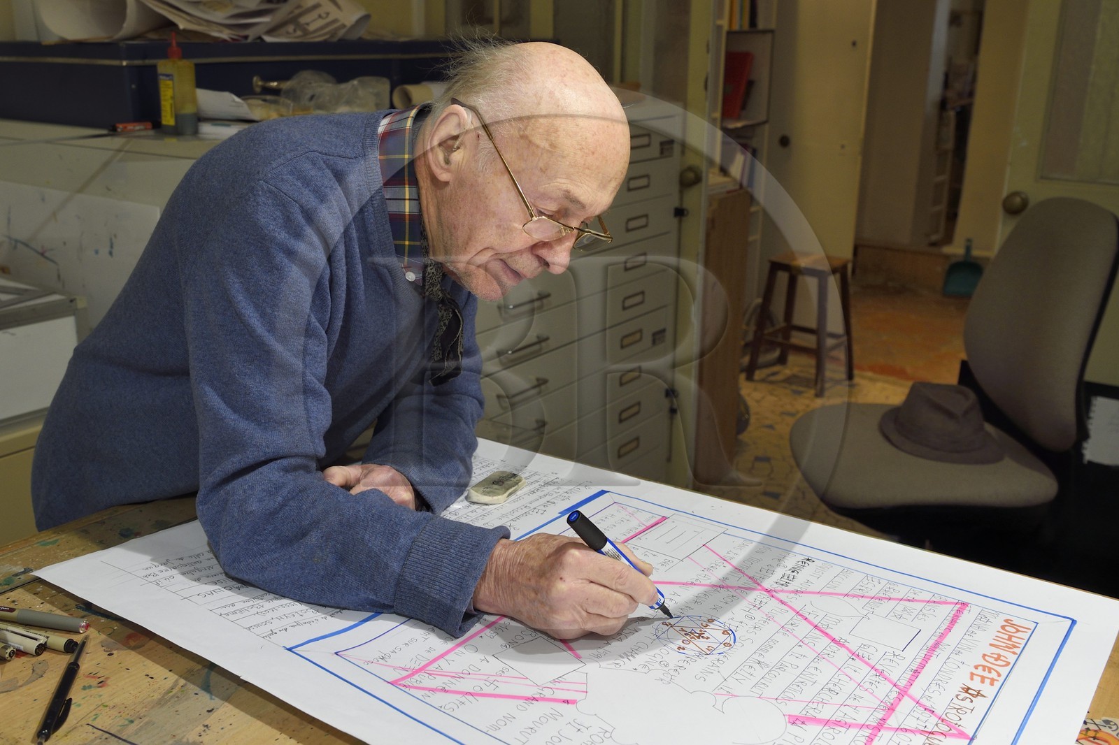 France, Paris (75), l'artiste Jacques Villeglé dans son atelier