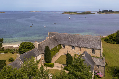 France, Finistère (29), Pays des Abers, Landeda, abbaye Notre-Dame-des-Anges fondée par les Franciscains en 1509 et située en bordure de l'estuaire de l'Aber Wrac'h, le phare de l'Ile Vierge en arrière plan (vue aérienne)