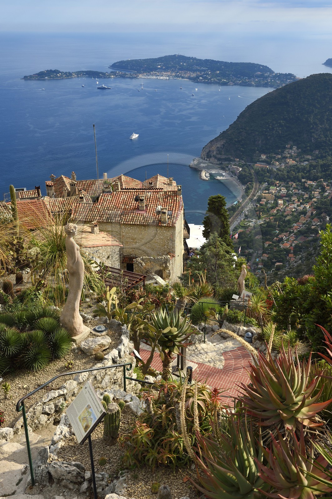 France, Alpes-Maritimes (06), le village perché d'Eze et son Jardin Exotique, Saint-Jean-Cap-Ferrat en arrière plan