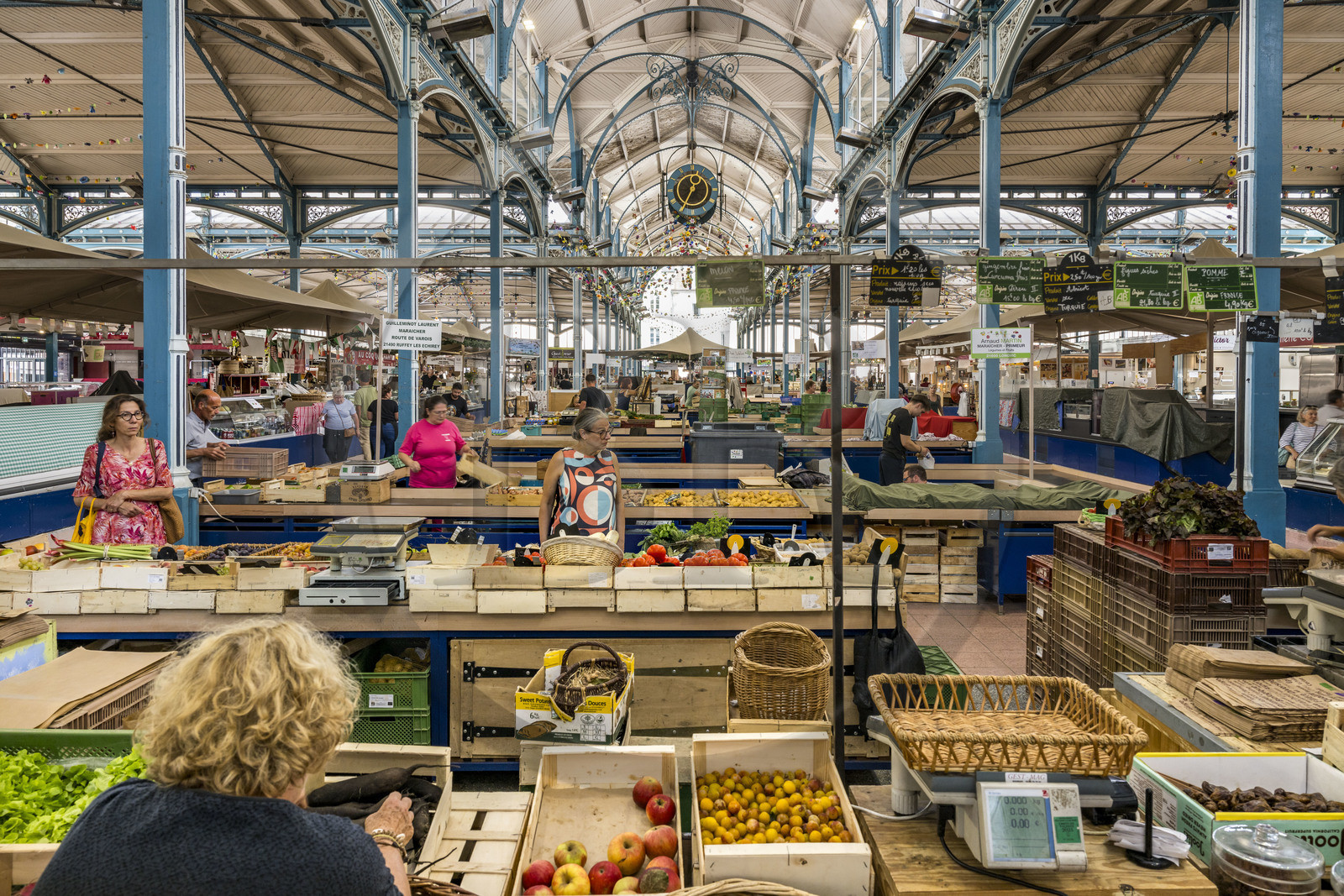 France, Côte-d'Or (21), Dijon, zone classée Patrimoine Mondial de l'UNESCO, les halles centrales, marché couvert