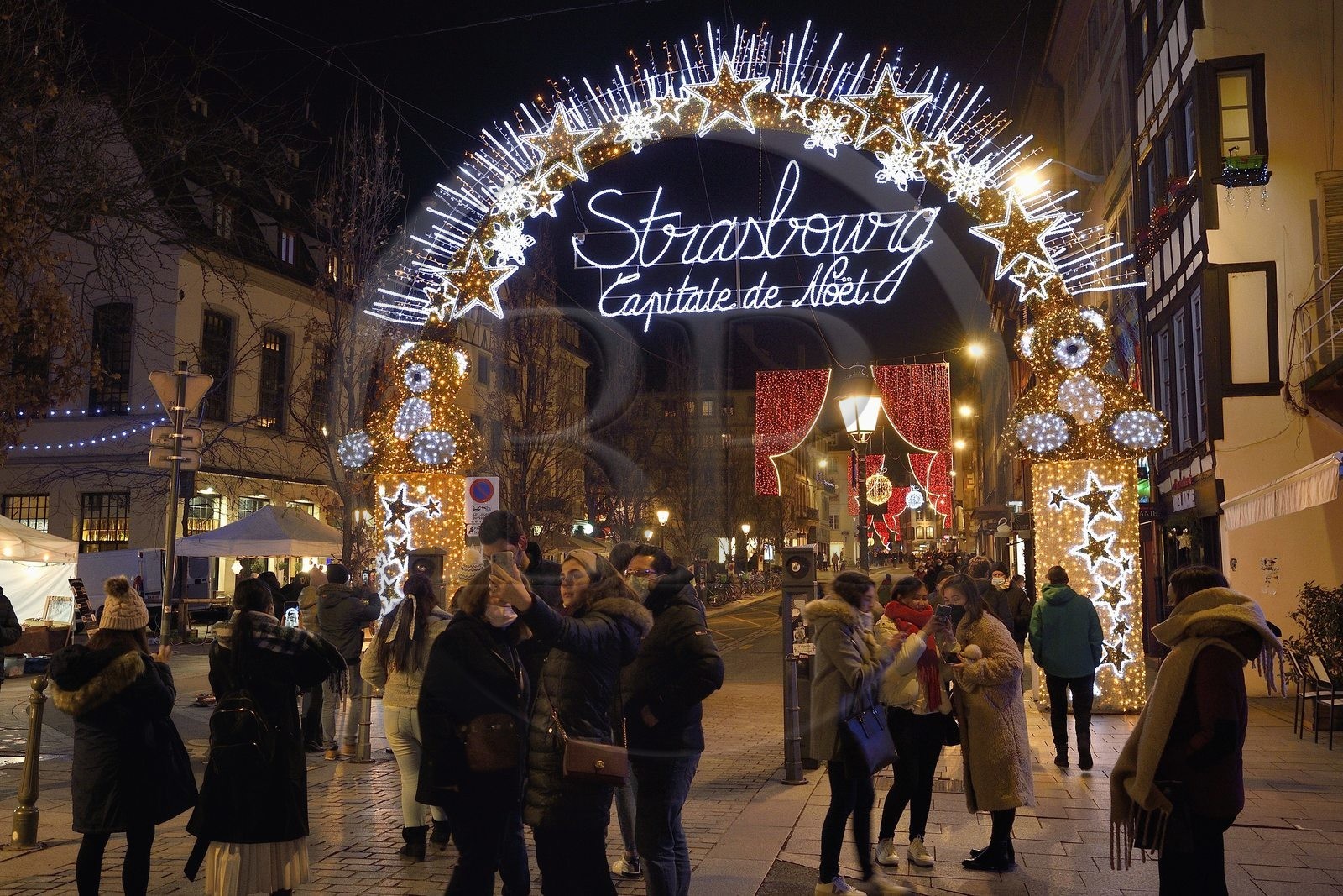 France, Bas-Rhin (67), Strasbourg, vieille ville classée au Patrimoine Mondial de l’UNESCO, Strasbourg Capitale de Noël s'affiche à l'entrée de la rue du Vieux-Marché-aux-Poissons