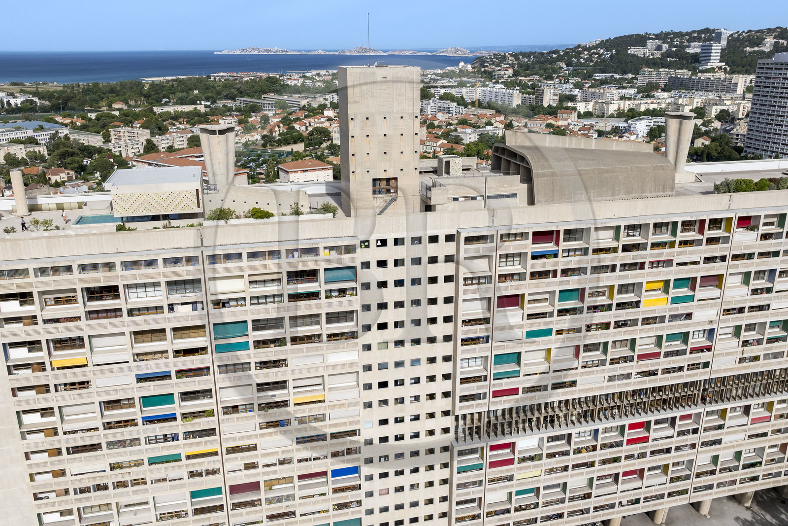 France, Bouches-du-Rhône (13), Marseille, oeuvre architecturale de Le Corbusier, classée Patrimoine Mondial de l'UNESCO, la Cité Radieuse par l'architecte Le Corbusier, le toit terrasse et la mer en arrière plan (vue aérienne)
