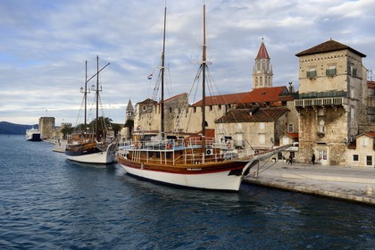 Croatie, Dalmatie, côte dalmate, Trogir, centre historique classé Patrimoine Mondial de l'UNESCO, Couvent bénédictin St Nicolas dont on apercoit le clocher