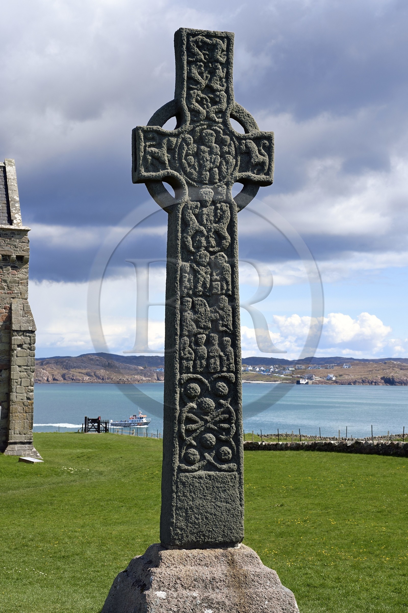 Royaume-Uni, Ecosse, Highland, Hébrides intérieures, Ile de Iona face à l'Ile de Mull, Croix de Saint-Martin (datée du 8ème siècle) devant l'abbaye d'Iona fondée par Saint Columba au VIème siècle